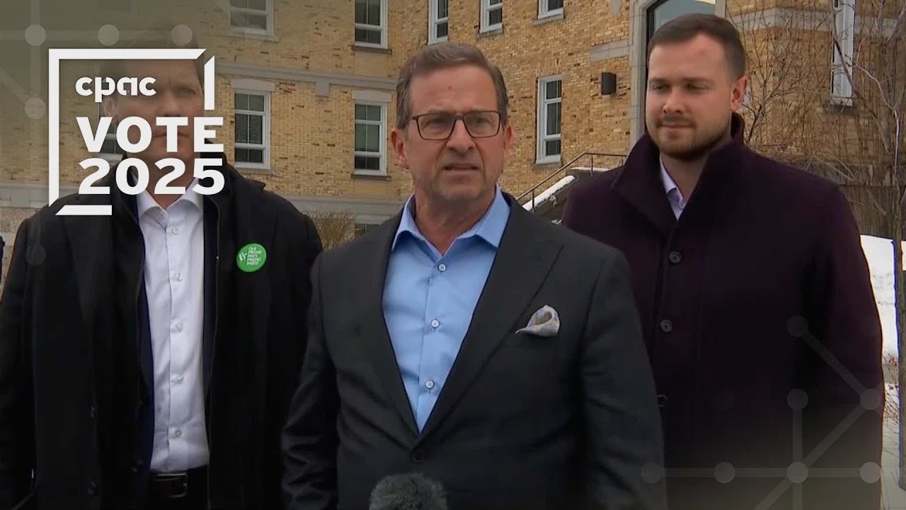 Yves-François Blanchet s'entretient avec des journalistes, à Rimouski, au Québec – 31 mars 2025