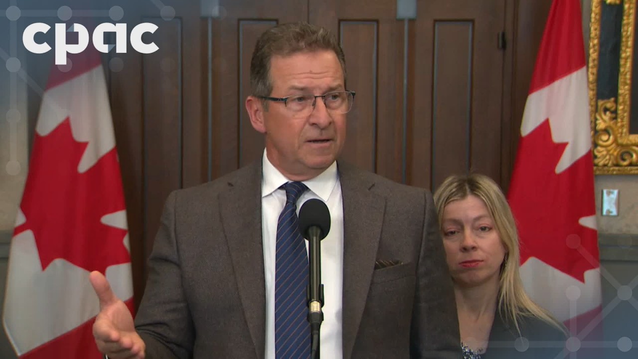 Le chef du Bloc Québécois Yves-François Blanchet s’adresse aux journalistes à Ottawa